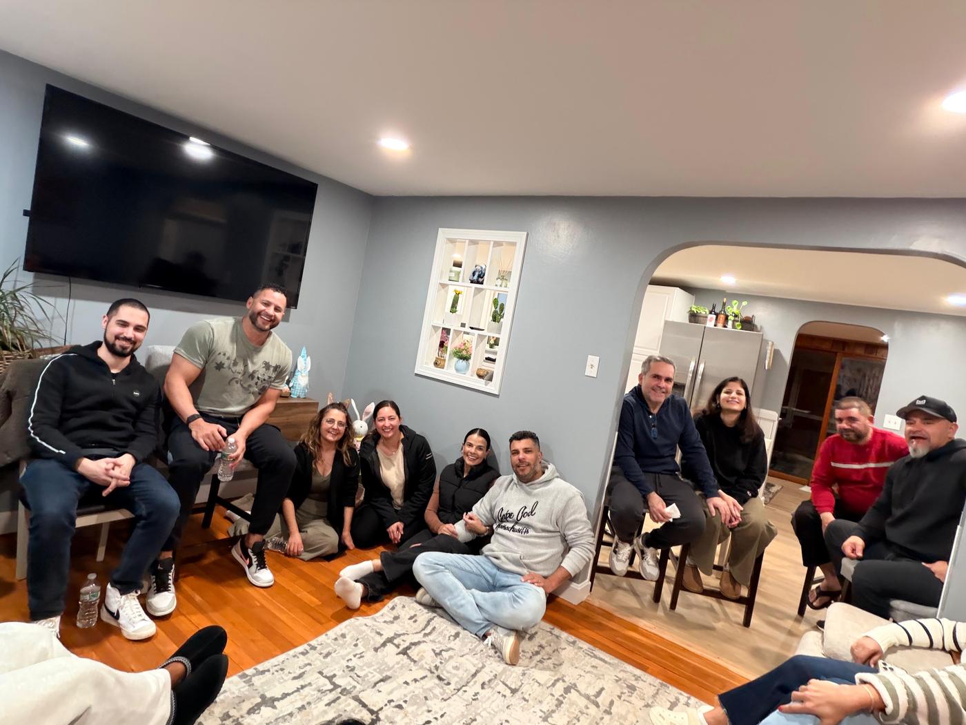 O grupo reunido na sala de estar