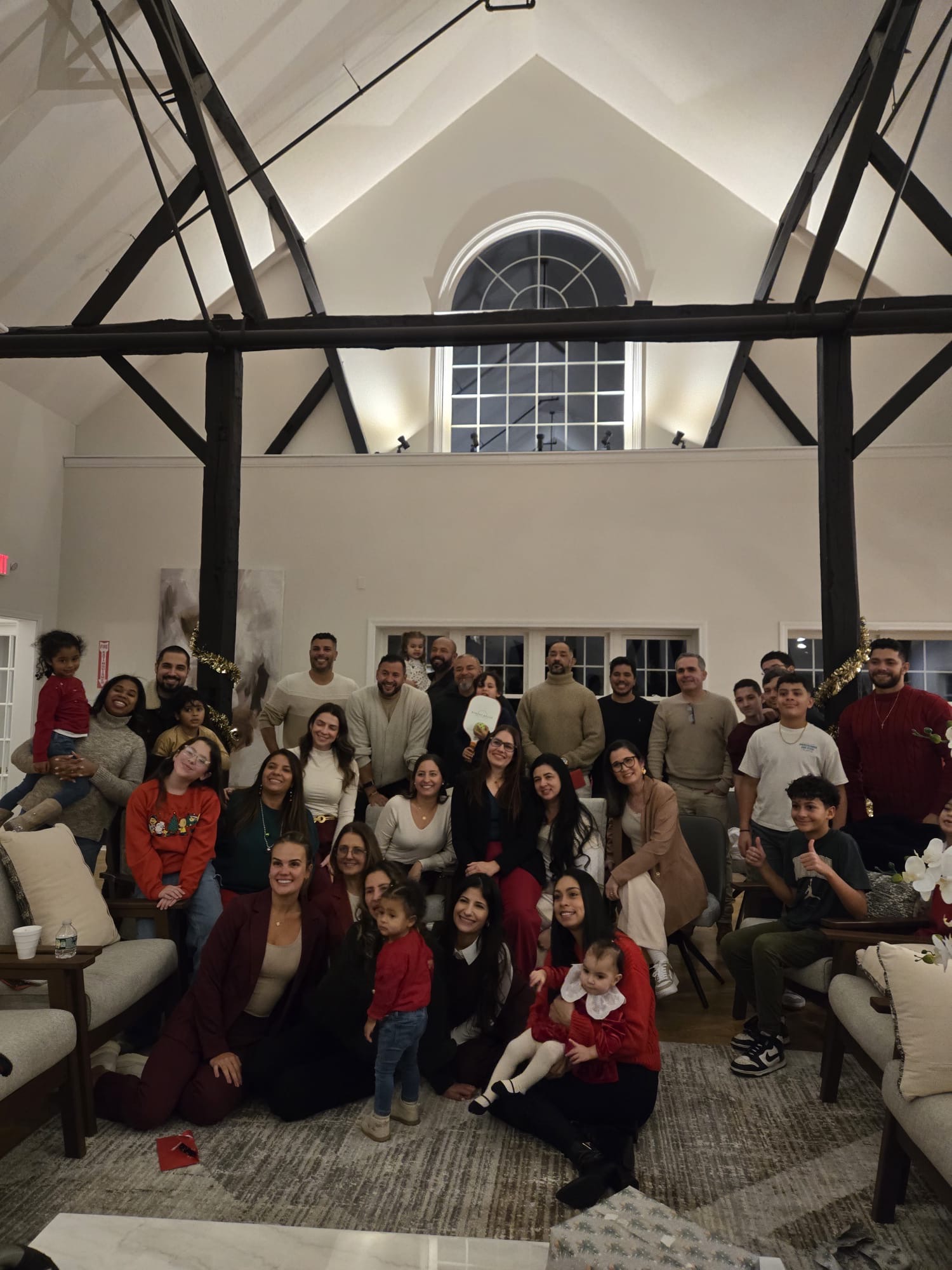 Famílias do grupo reunidas numa confraternização de Natal