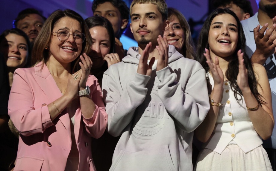 Membros adorando e aplaudindo durante um culto de domingo