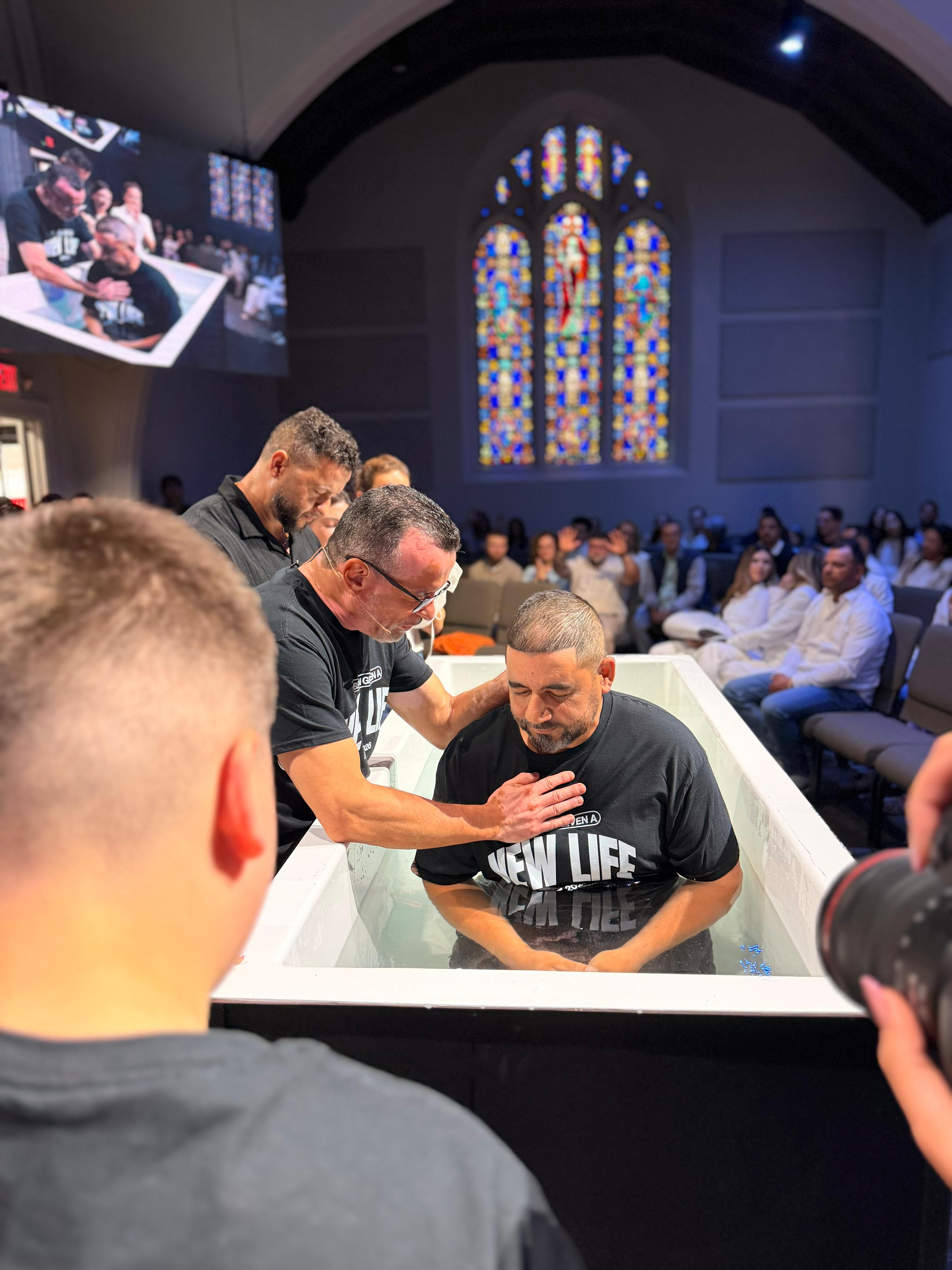 Um amigo sendo batizado na New Life Church