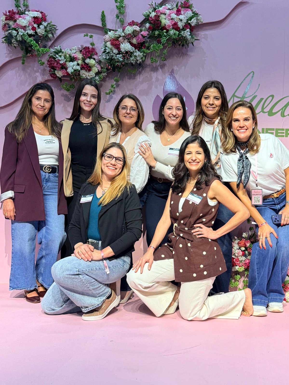 Mulheres do grupo numa conferência feminina da igreja