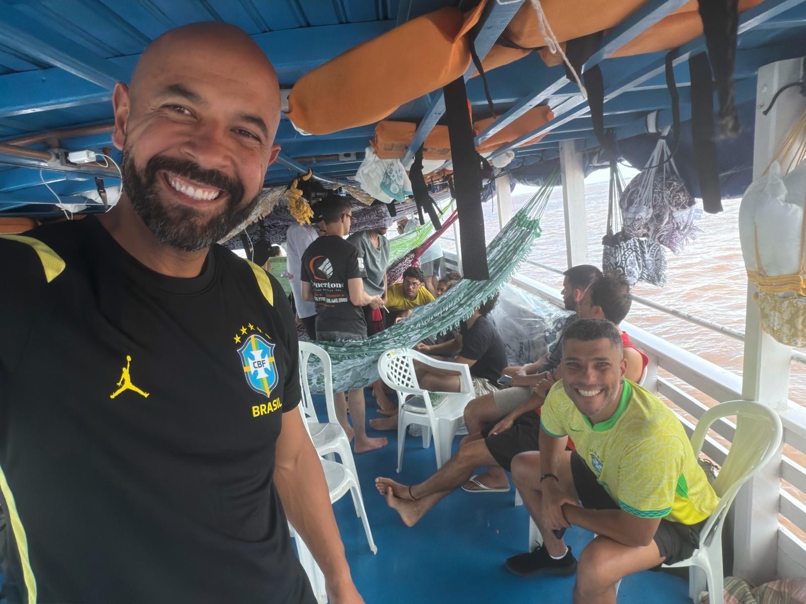 Amigos juntos num passeio de barco no Brasil