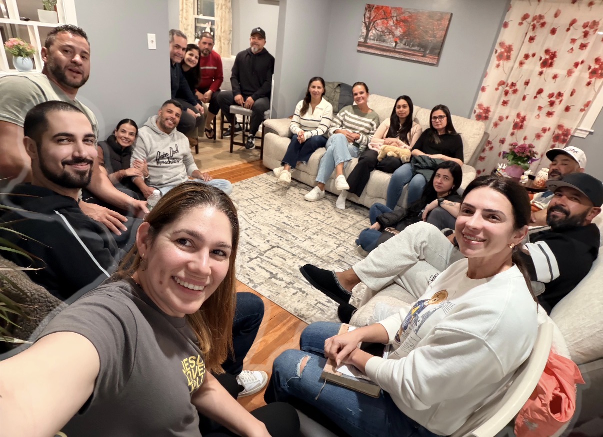 O grupo reunido em volta do sofá numa noite juntos